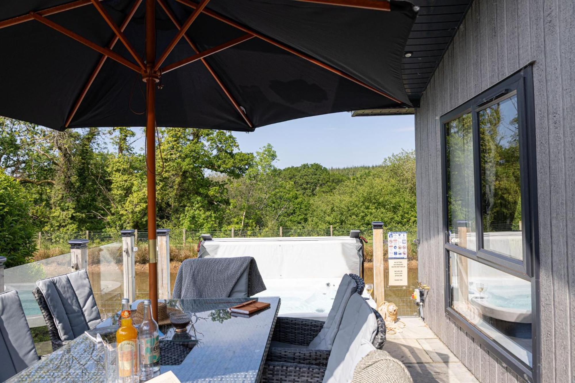 Lilac Lodge, 22 Roadford Lake Lodges Lifton エクステリア 写真